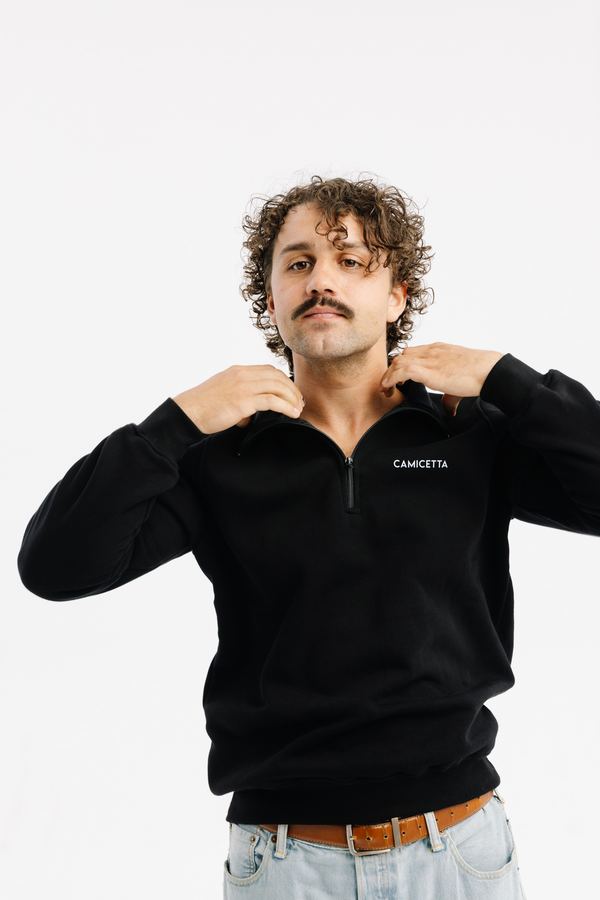 Mężczyzna w czarnej bluzie half-zip z logo Camicetta
