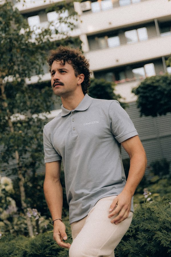 Mężczyzna w szarej koszulce polo Camicetta